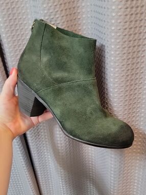 NWT Kelsi Dagger Green Suede Heel Booties size 8